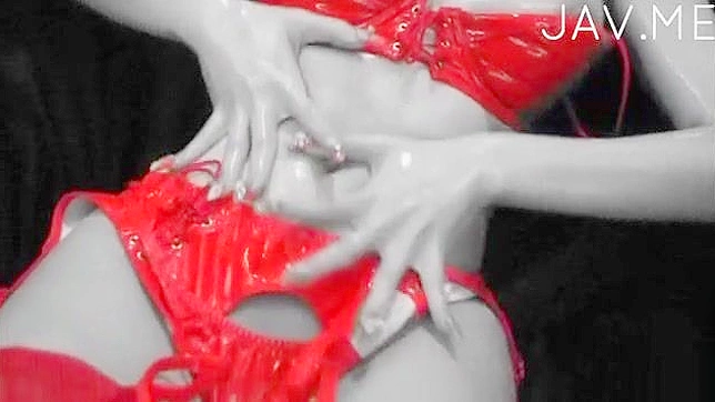 情人用油抚摸女友的私处自慰