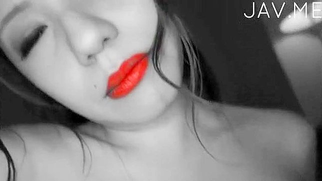 丰满的棕发女郎吞下大鸡巴