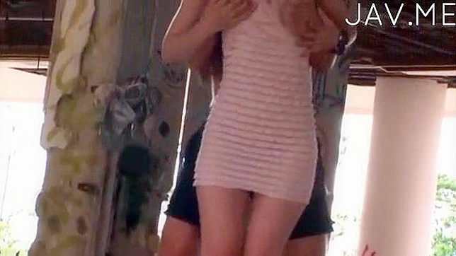 男人在街上脱下亚洲女孩的衣服并发生关系