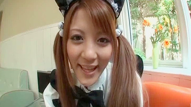 可爱的小妞温柔地吸着大屌