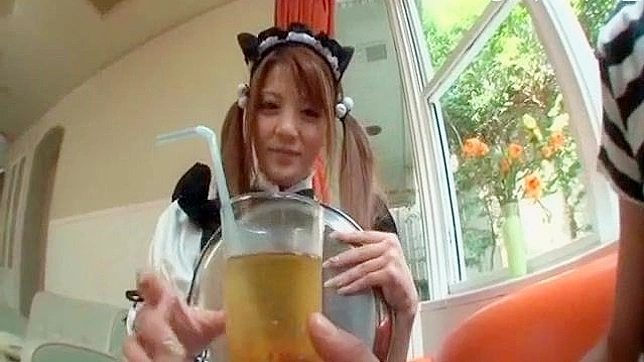 可爱的小妞温柔地吸着大屌