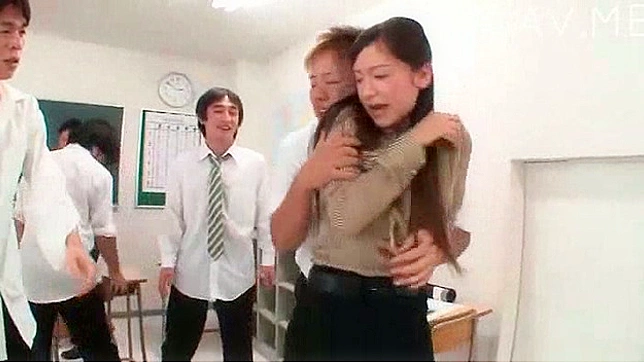 学生把他的壮硕阳具塞入老师渴望的嘴中