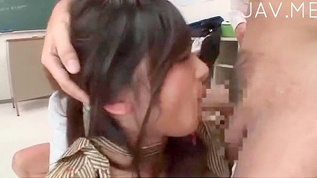 男子用阴茎猛抽女孩的口部并在她脸上射精