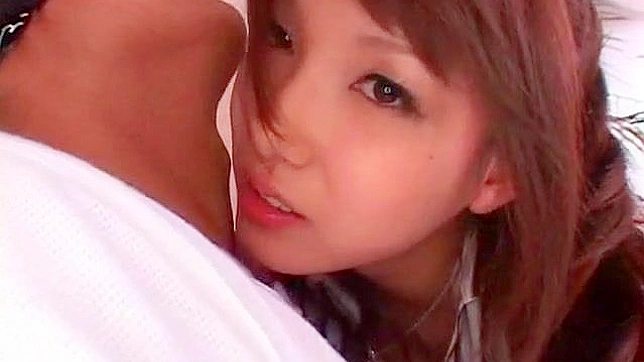 两位男士与美女共享口交乐趣