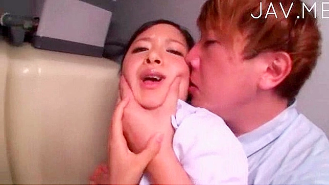 和巨乳女孩嘿咻后在她唇上射精