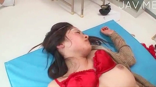 和巨乳女孩嘿咻后在她唇上射精
