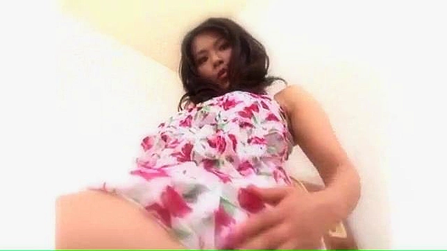 舔着女孩丰满的胸部和湿润的小穴