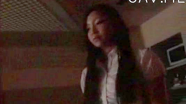 男人脱下性感美女的衣服