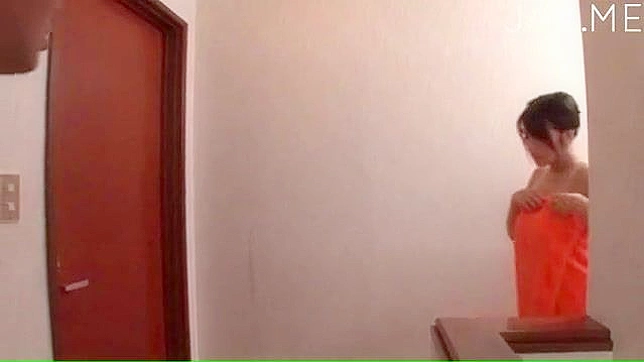 男人从丰满女孩身上取下毛巾