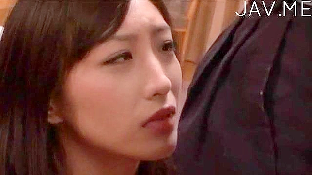 棕发女郎吸吮小鸡巴