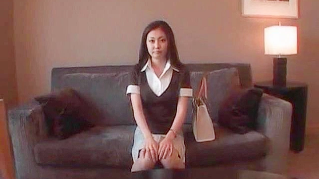 男士热烈地亲吻美人并抚摸她的胸部。