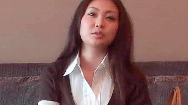 男士热烈地亲吻美人并抚摸她的胸部。