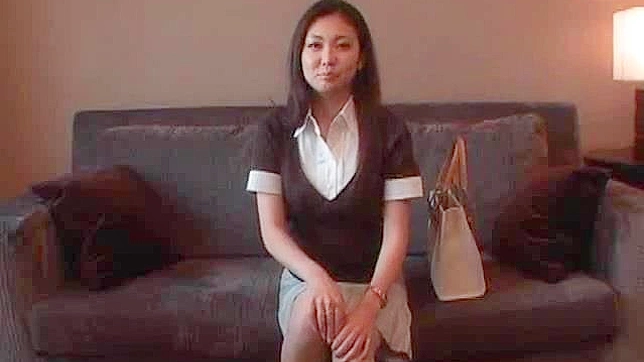 男士热烈地亲吻美人并抚摸她的胸部。