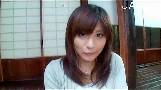 圆润胸脯的亚洲美女用油手淫硬挺鸡巴