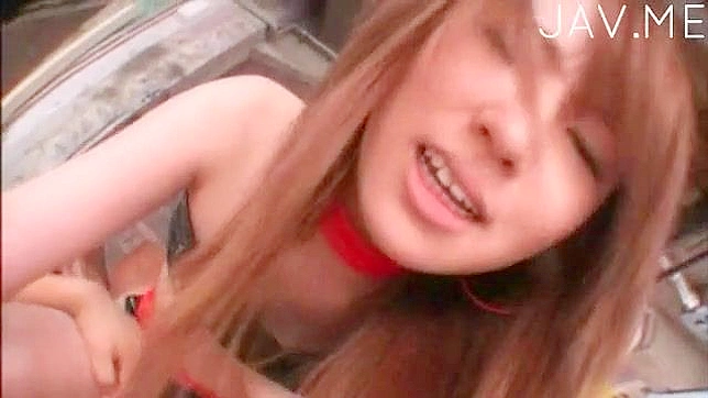 棕发女郎穿乳胶套装狠狠做爱