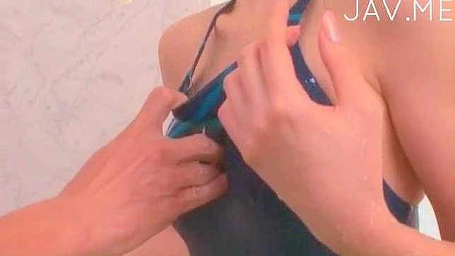 男人在床上用手指刺激泳衣女孩的湿阴部