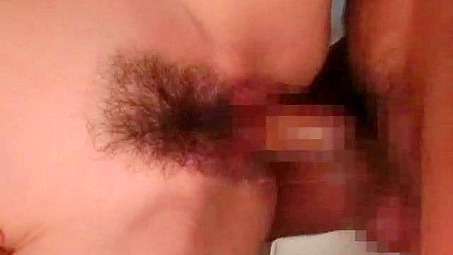 男人和戴兔耳的女孩激情做爱，享受毛茸茸的快感。