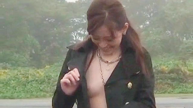 亚洲女孩在车里自慰
