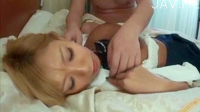 业余金发女郎无法停止呻吟，疯狂吞入巨根