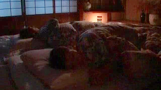 激情棕发女郎坐在地上自慰阴道