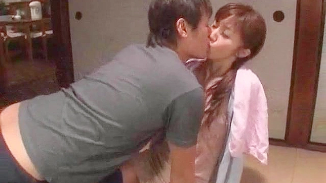 棕发双辫女温柔地与新朋友做爱