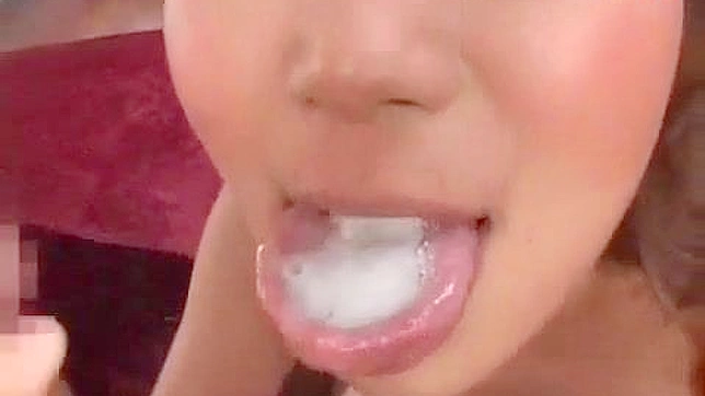 性欲亢奋的美女进行深度口交