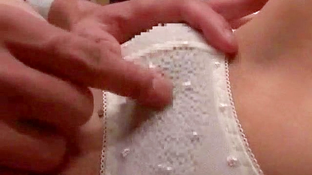 两位绅士引诱了一位女孩并与她发生了关系。