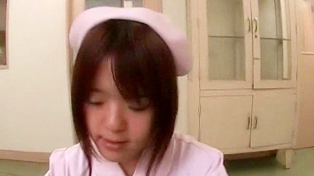 可爱的日本熟女用玩具自慰并一起洗澡