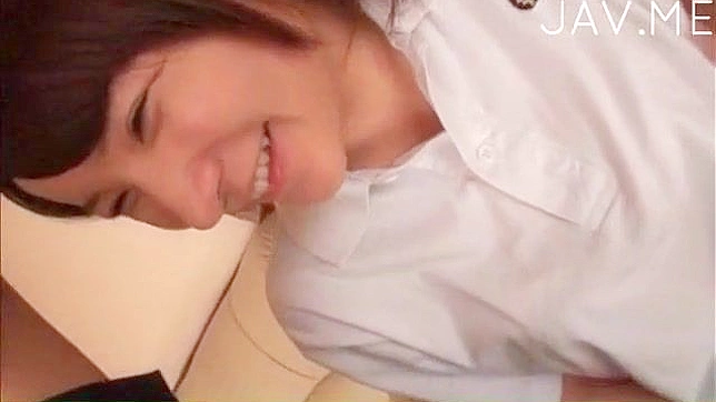 男人慢慢脱下女学生的衣服，用手刺激她的私处。