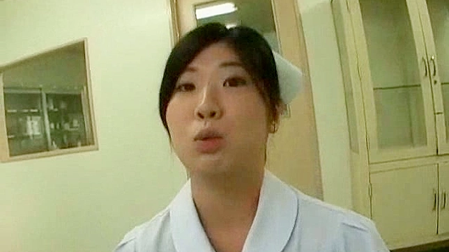 拥有巨乳的迷人美女在浓毛阴部被舔得发狂时大声呻吟