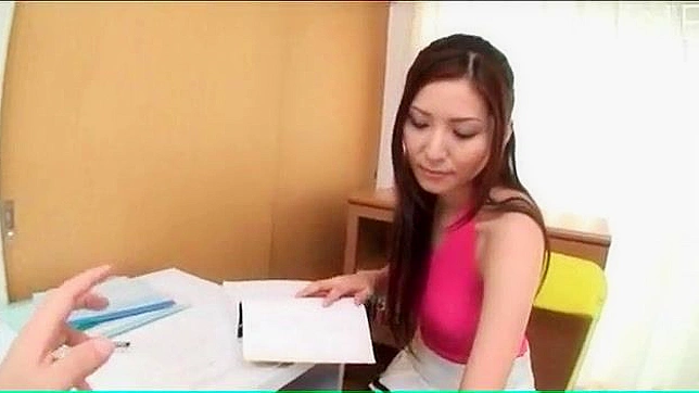 办公室下，亚洲女郎为老板口交