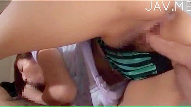 拥有完美胸部的女孩骑乘着兴奋的阳具