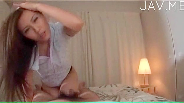 拥有完美胸部的女孩骑乘着兴奋的阳具