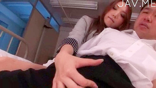 男人舔着女孩兴奋的乳头