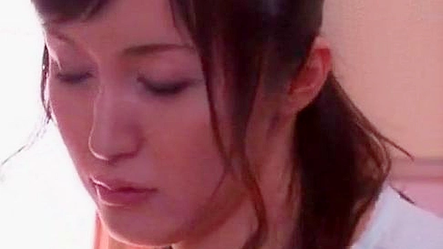 男人脱下害羞女孩的衣服并舔她的乳房。