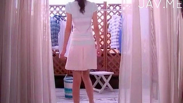 男人脱下害羞女孩的衣服并舔她的乳房。