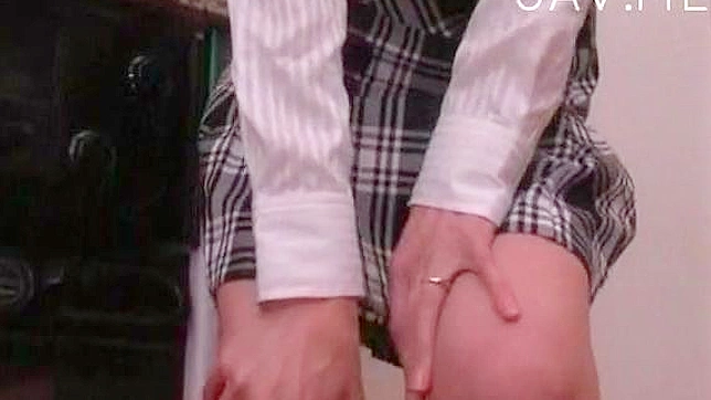 男人在厨房里引诱年轻女学生