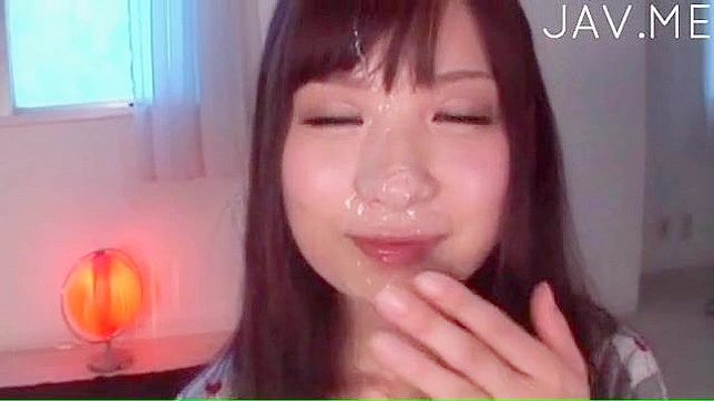 女孩吸吮，男人在她脸上射精了。