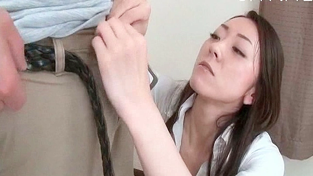 粗俗的棕发女郎用嘴含住一根多毛的大阳具