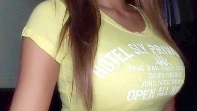 男人玩弄女孩的大奶子