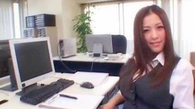 男子用跳蛋为美人自慰肛门