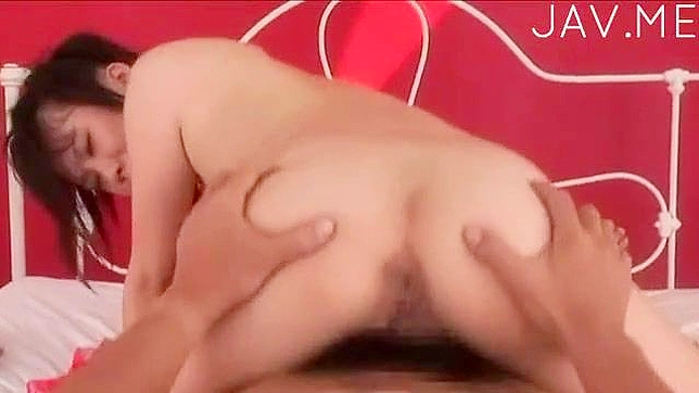 苗条的黑发女郎骑乘着巨大的阳具