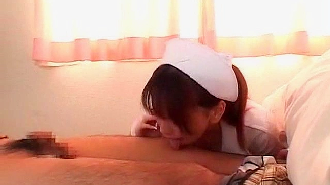 护士用她诱人的胸部为病患手淫服务