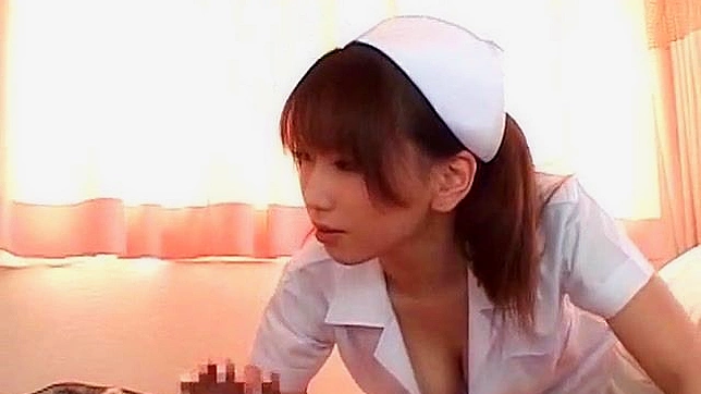 护士用她诱人的胸部为病患手淫服务
