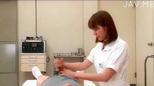 玩弄她硕大的泌乳乳房让他兴奋不已