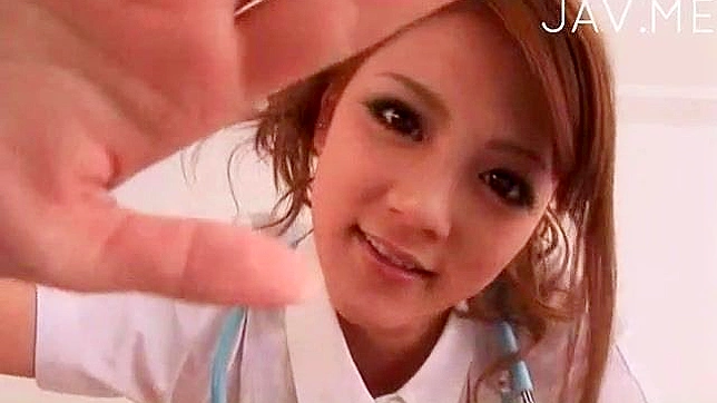 大眼护士深情吞下阳具