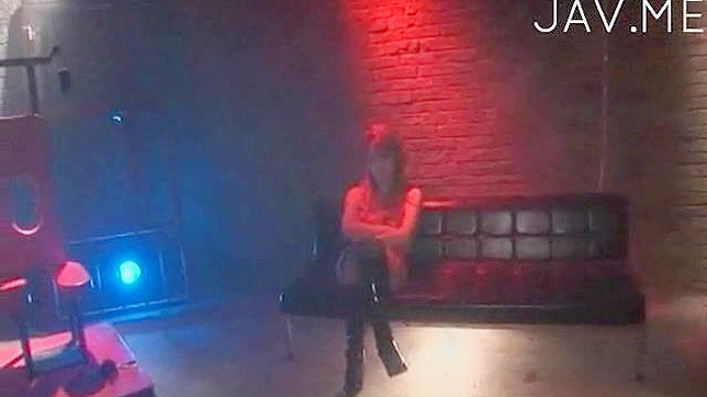 害羞的棕发女郎贪婪地吸吮着兴奋的男人