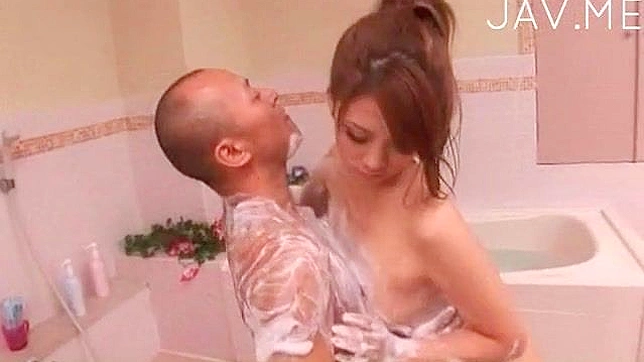 性欲高涨的女孩搓洗胸部并口交男人