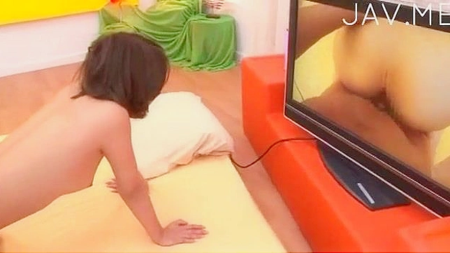 男人让女孩趴着然后干她