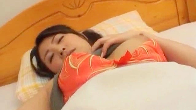 多毛的少女分开双腿展示私处